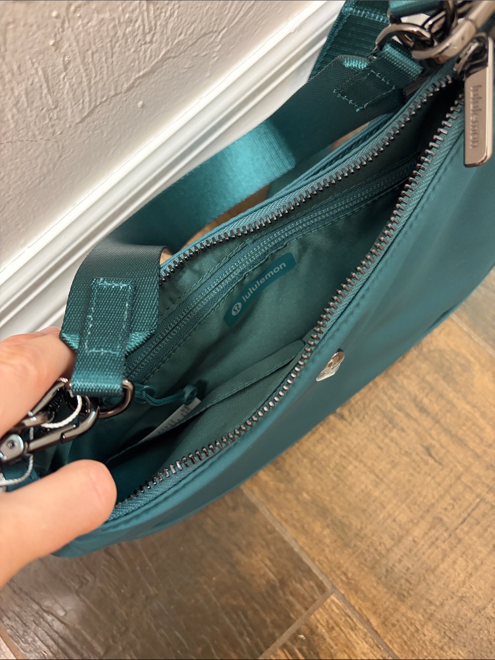 Lululemon Crossbody-Shoulder Bag-New - Picture 3 of 3